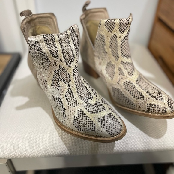 Elegant Snakeskin Ankle Booties - Picture 2 of 5